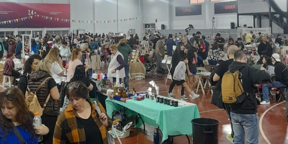 Feria “Ida y Vuelta” en el polideportivo de la Universidad de Río Negro.