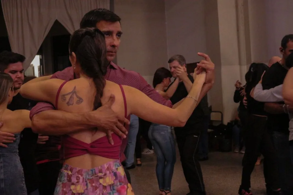 El tango engalanó el salón del Centro Cultural II. 