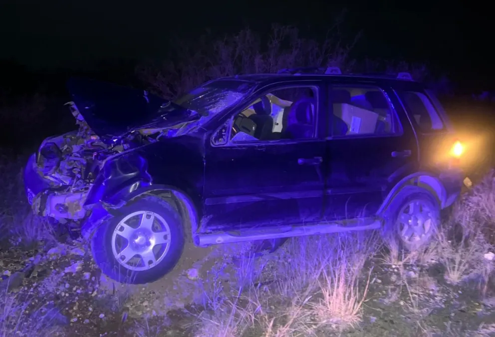 El vehículo quedó con su frente destrozado (foto gentileza FM Éxito de Conesa)
