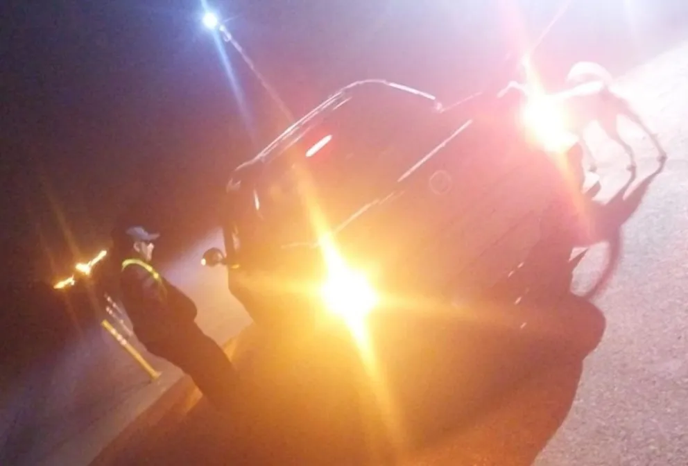 Tuvo un desperfecto en una rueda delantera y su familia fue a ayudarlo. 