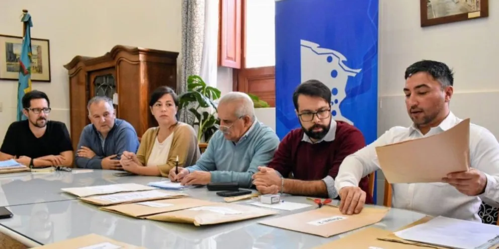 Franco Balcarce, secretario de Hacienda de Patagones junto a intendente y otros funcionarios.
