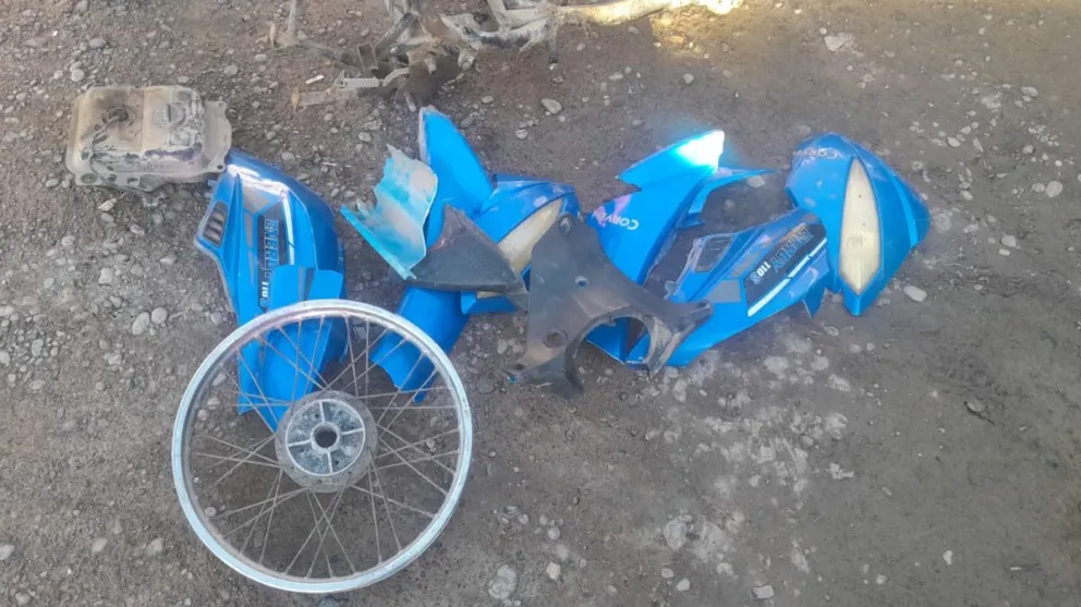Solo encontraron algunas partes de la moto que fue robada en Viedma.