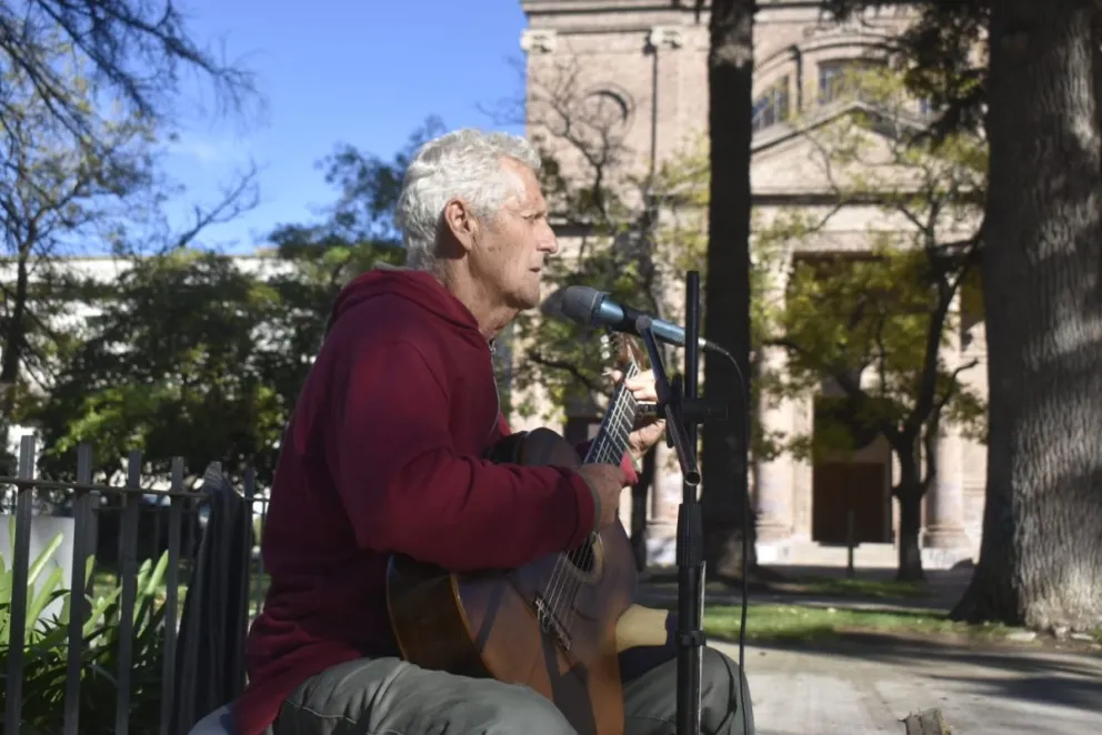 Guillo Costa en la plaza Alsina de Viedma.