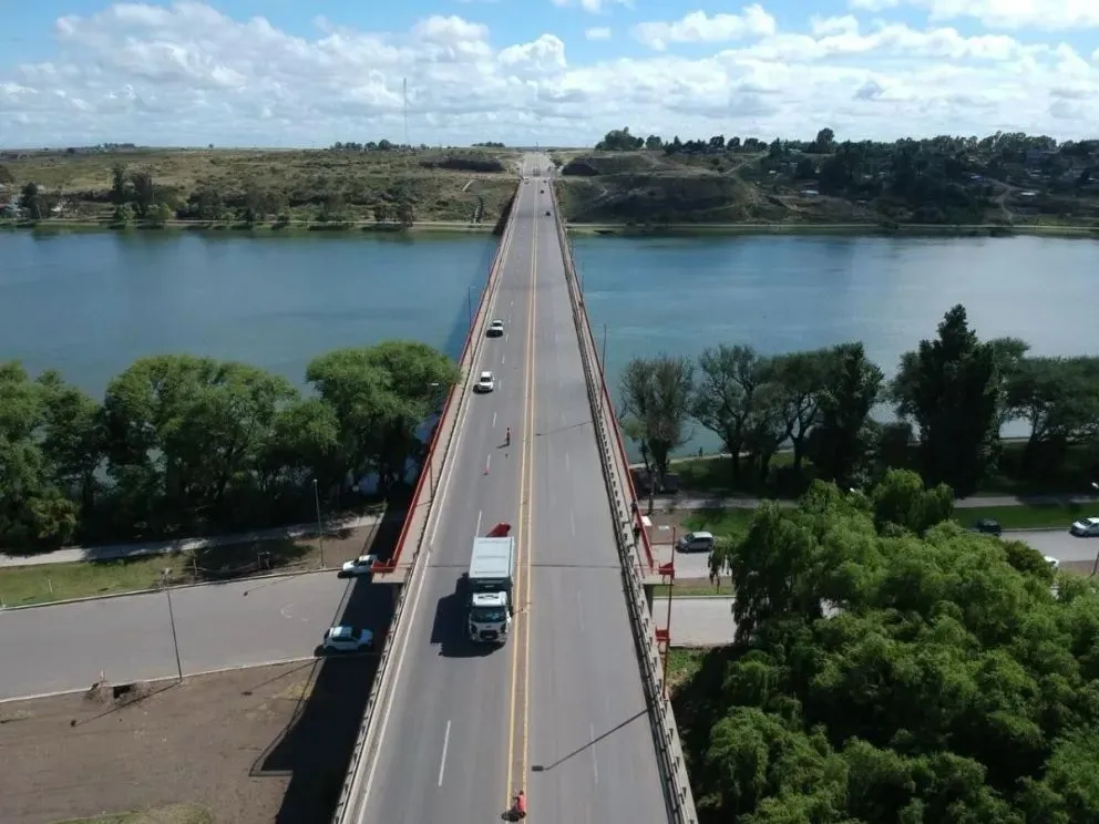 La empresa Hidrocarburos Argentinos está trabajando en el puente (Foto: archivo)