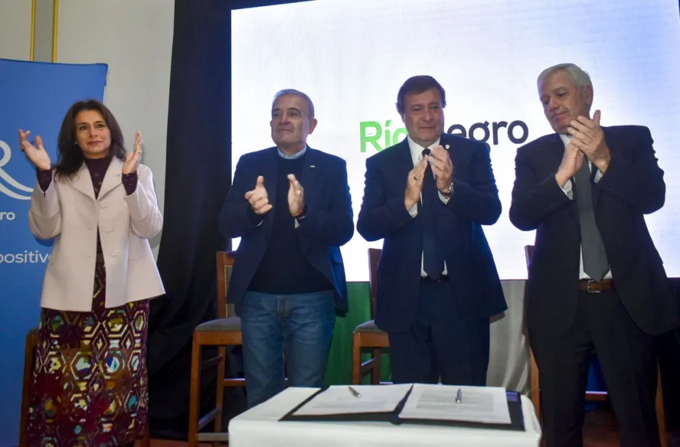 Convenio entre el gobierno provincial y petroleras por Vaca Muerta Oil Sur.