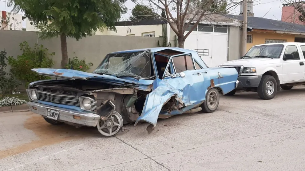 Chevrolet 400 totalmente destruido tras un choque en Patagones. Foto NoticiasNet.