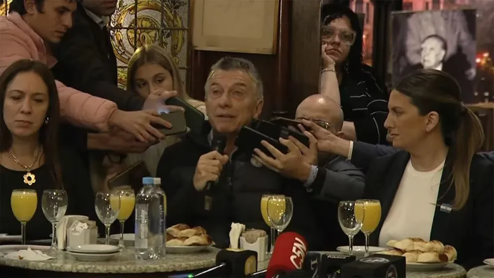 Mauricio Macri brindando declaraciones en el desayuno del PRO. 