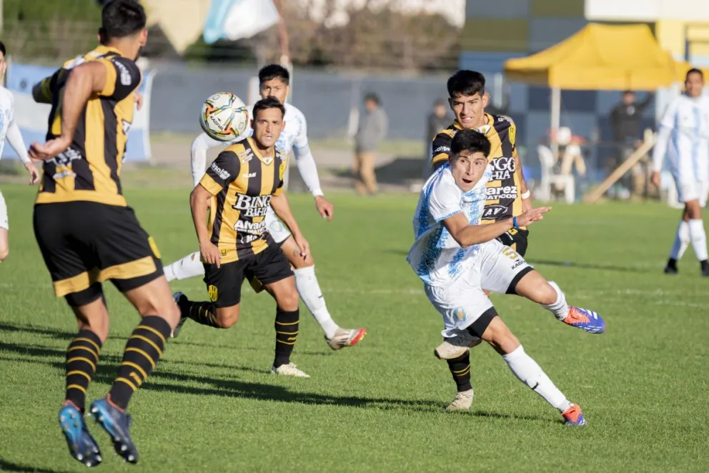 El puntero recibe a su escolta. FOTO ARCHIVO. 