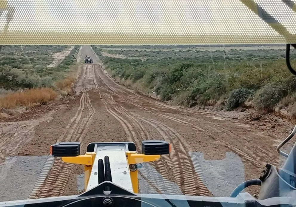 Arduo trabajo de la motoniveladora.