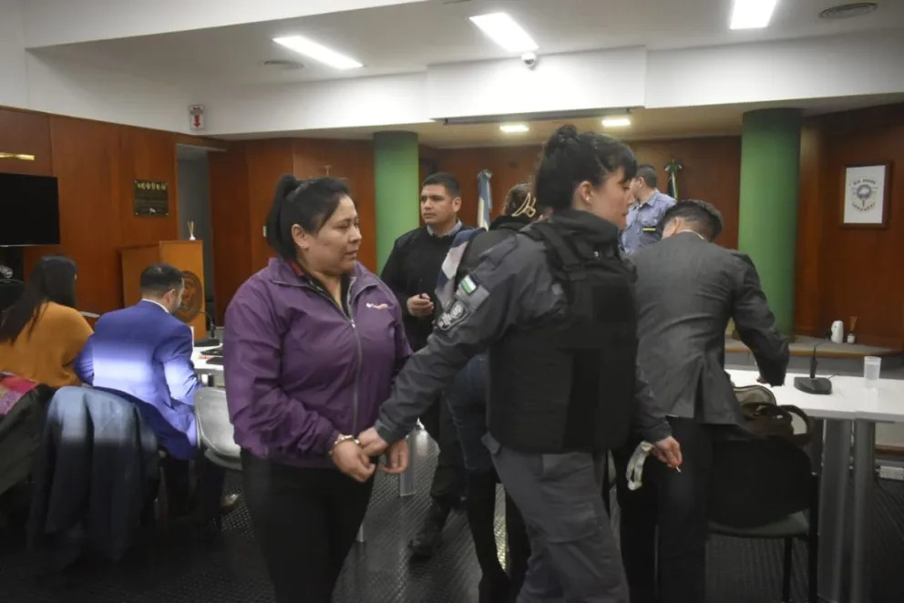 Esther Padilla Ibáñez llegó esposada y custodiada (Fotos: Vanesa  Schwemmler para NoticiasNet)