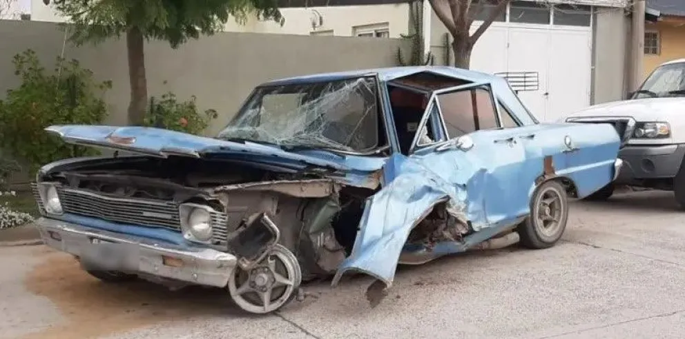 El automóvil Chevrolet quedó destruído. 
