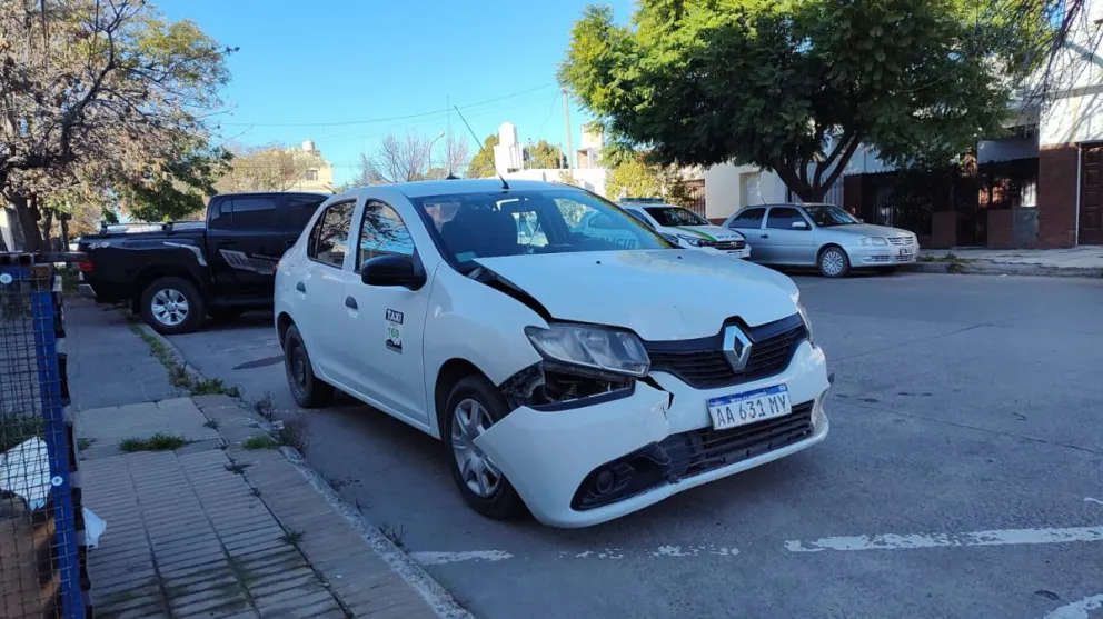 El taxi que protagonizó el siniestro en Pueyrredón y Saavedra.