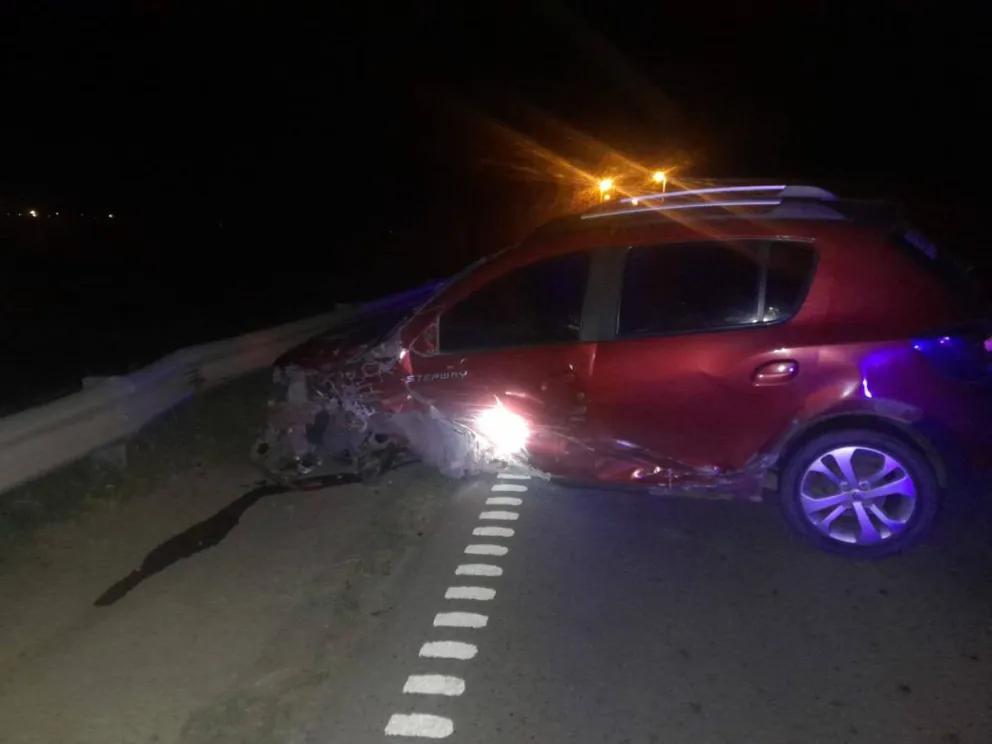 Renault Sandero conducido por un hombre mayor de edad domiciliado en Viedma. Foto: Fm Exitos 96.9 Gral Conesa.