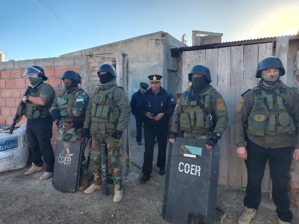 El COER en el lugar de los allanamientos seguidos de detenciones. 