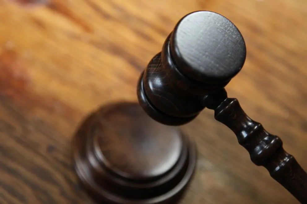 La jueza dictó una restricción por amenazas verbales de un adulto en el ámbito escolar.