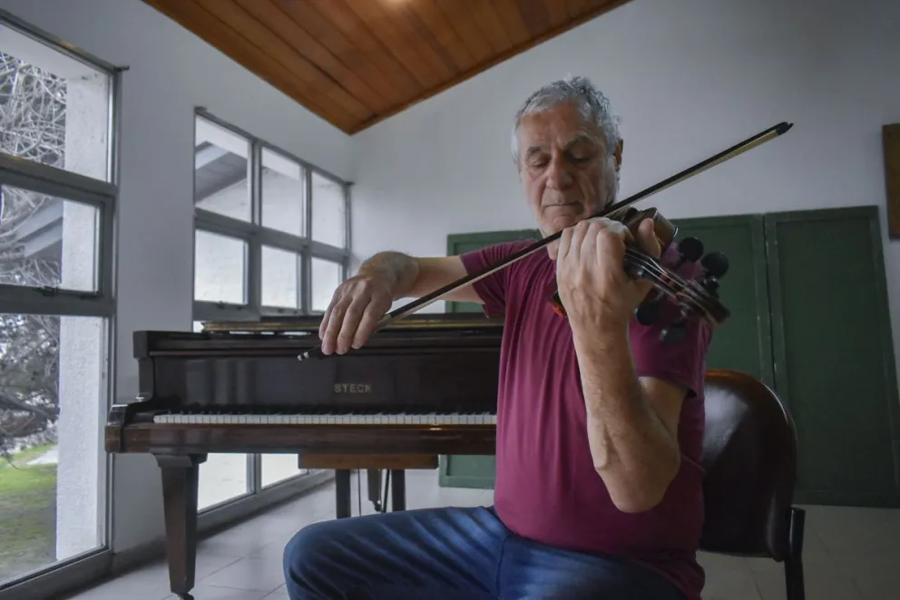 Carmelo Cambareri, un maestro que no se despega de su violín. Fotos Vanesa Schwemmler. 