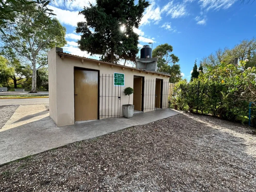 Recorrida por el lugar entre funcionarios e integrantes de la asociación. 