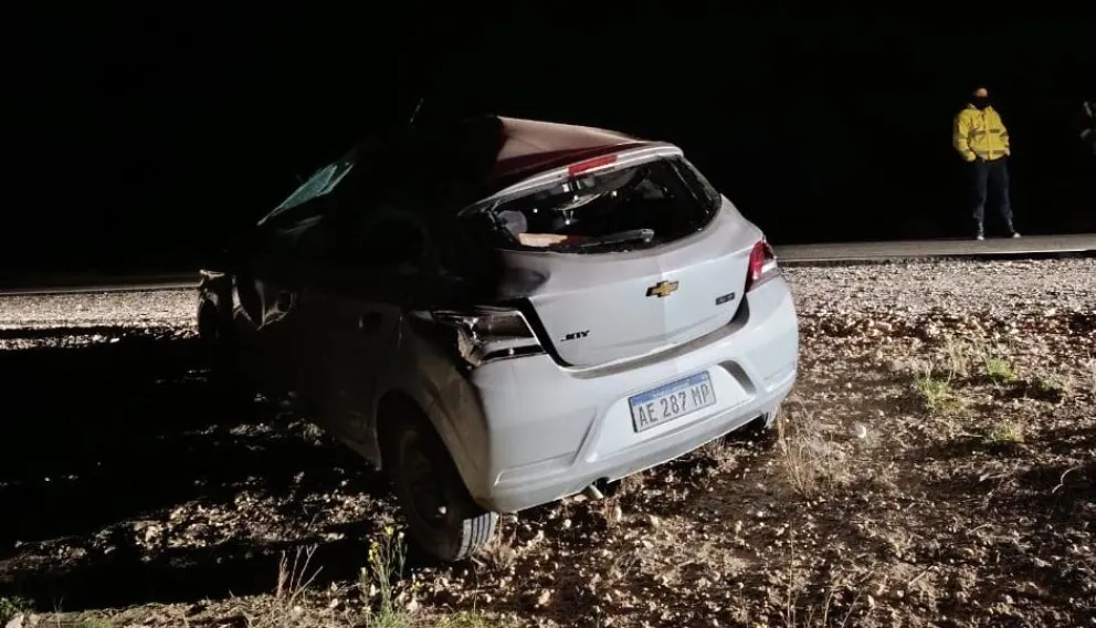 Vehículo volcado en la Ruta 2 , a la altura de San Antonio Oeste. 
