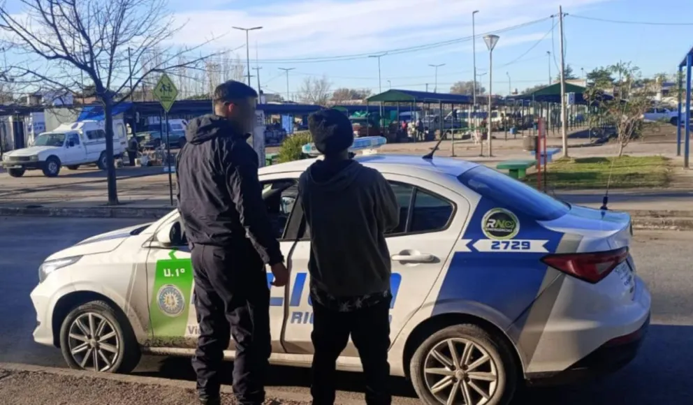 Se puso nervioso, se lo identificó y finalmente fue detenido por una orden de captura. 