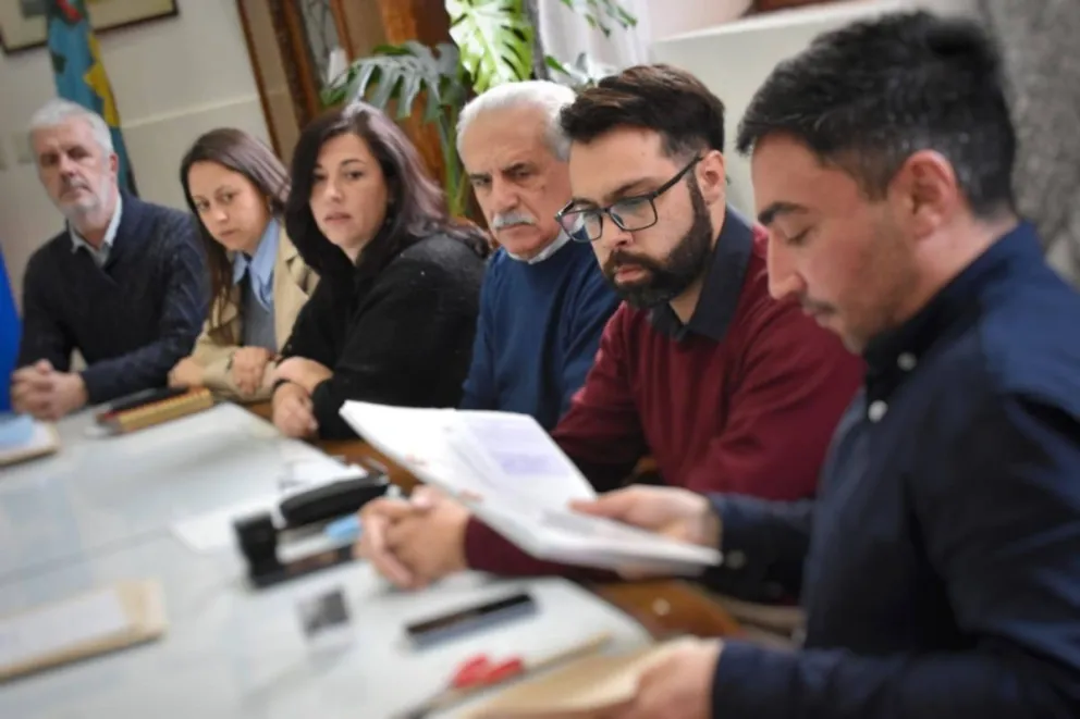 Franco Balcarce, de rojo, junto al intendente Marino a su derecha.