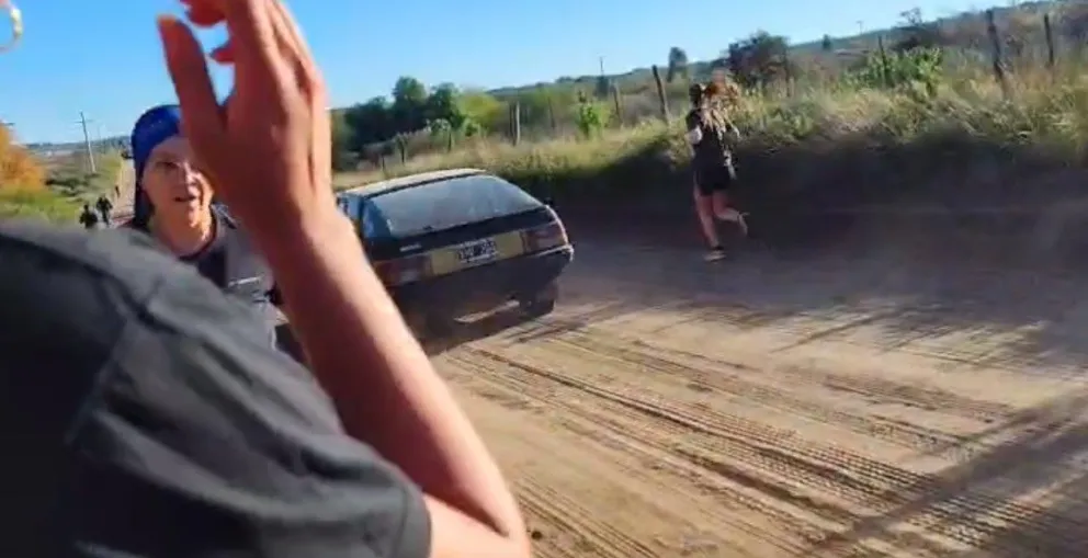 El camino, los atletas y el auto que pasa a gran velocidad. 