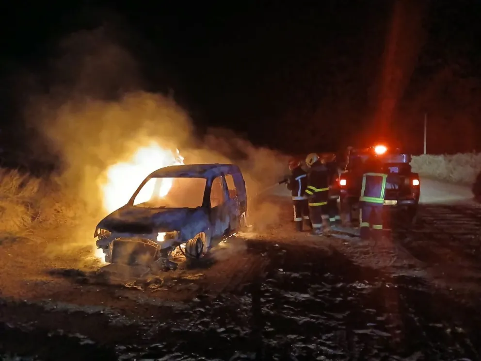 Dantesco. Las llamas consumieron por completo al vehículo. 