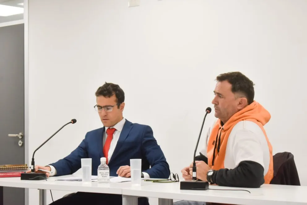 El acusado, Gregorio Brost, con su abogado particular, Aldo Bustamante 