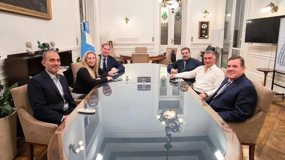 Reunión entre ambos partidos. 
