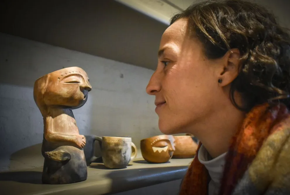 Daiana Calvo propone creación y cerámica en la capital provincial. (Fotos: Vanesa Schwemmler).