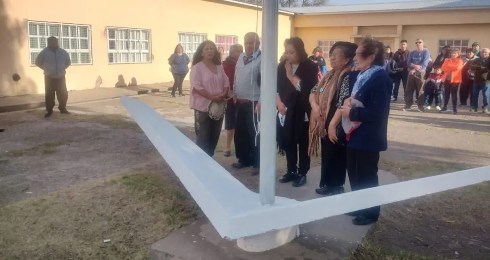 Los festejos comenzaron el izamiento del pabellón nacional.