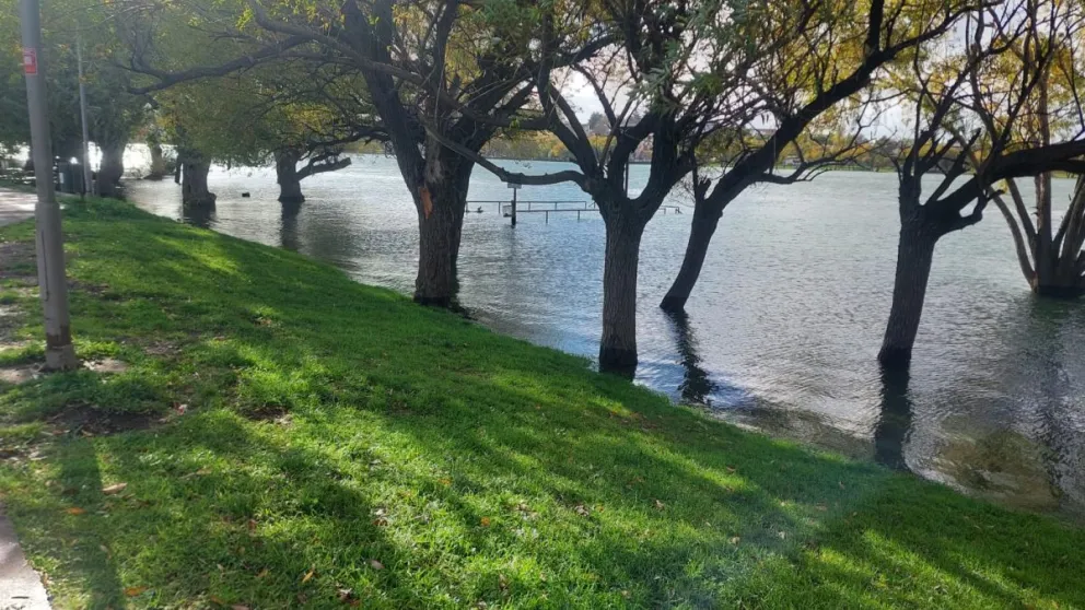 El agua cubrió por completo los senderos de la amplia costanera.