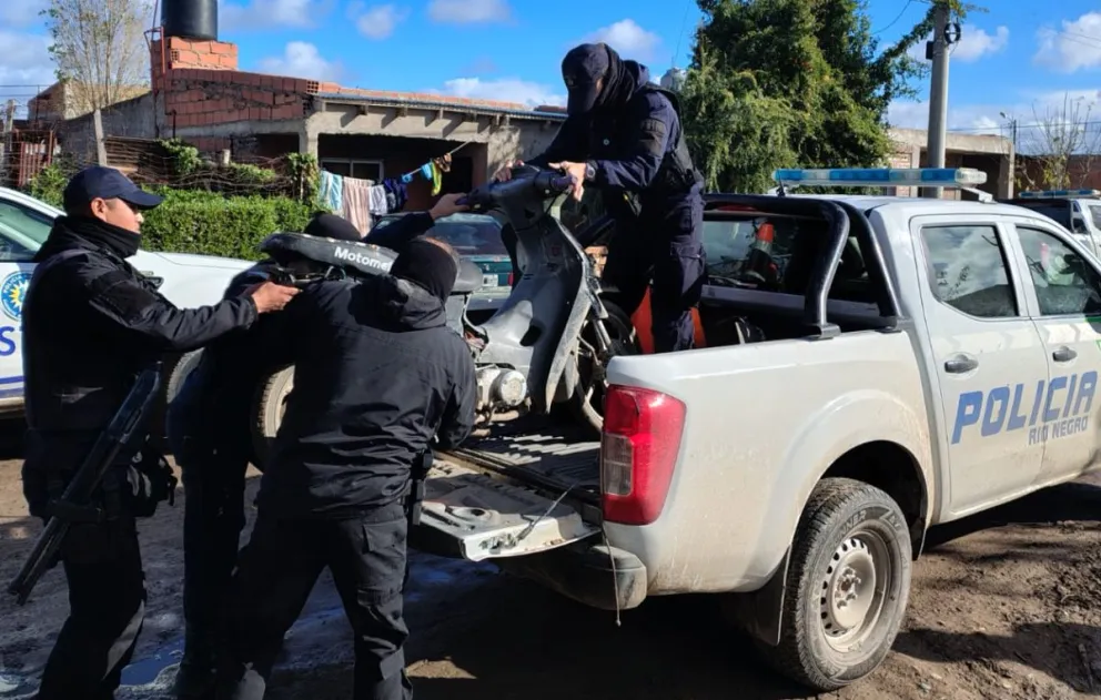 Momentos en que cargan uno de los pequeños vehículos. Fotos gentileza.