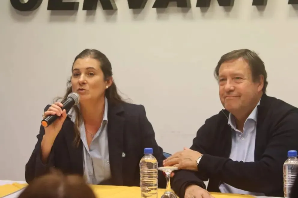 La intendenta Claudia Montanaro, acompañada por el Gobernador Alberto Weretilneck (Foto: ANR - Tania Domenicucci).