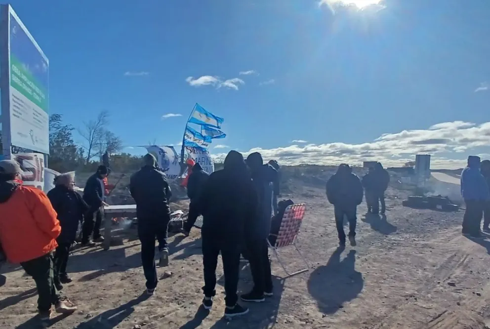 Marineros en pie de guerra por el intento de recorte salarial.