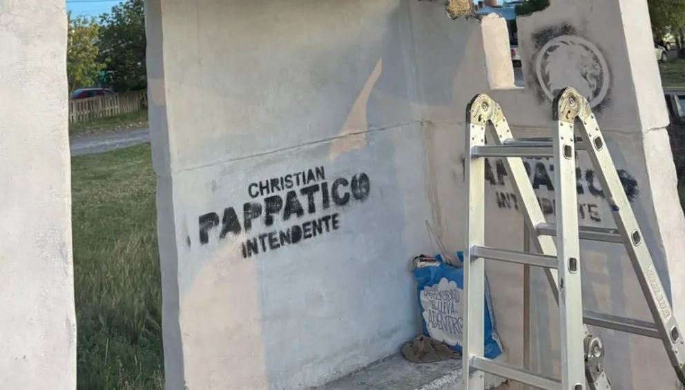 Christian Pappatico hizo pintadas en la garita de colectivos. 