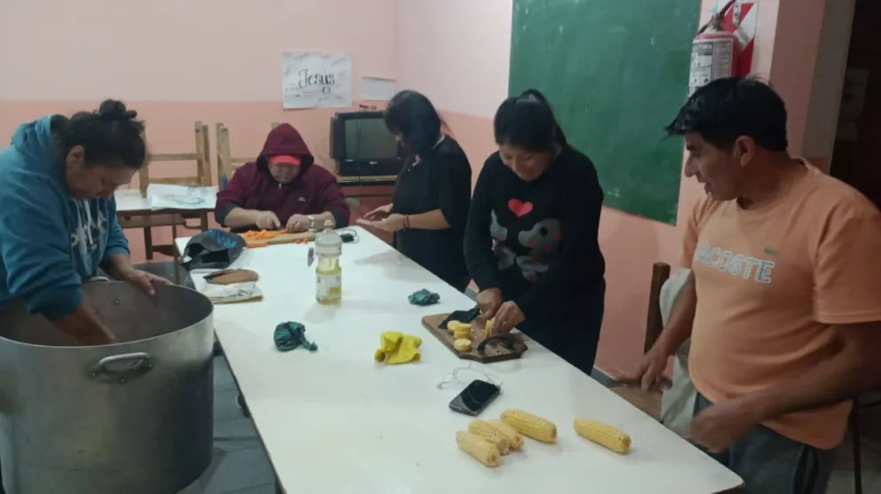 Entrega semanal de viandas a vecinos y vecinas que más lo necesitan.