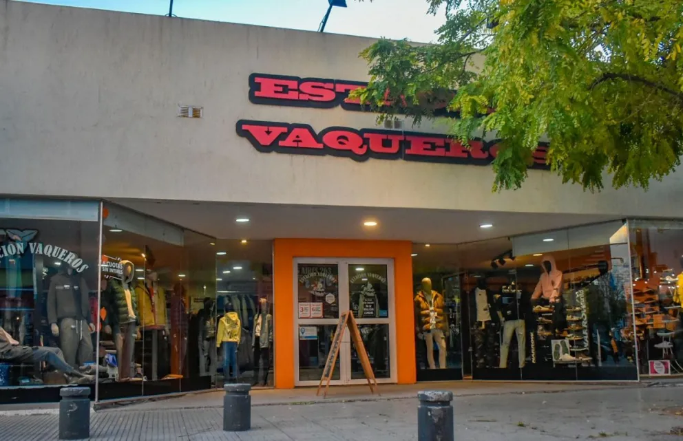  Múltiples opciones de indumentaria y promociones especiales para regalar con estilo. Fotos Vanesa Schwemmler.