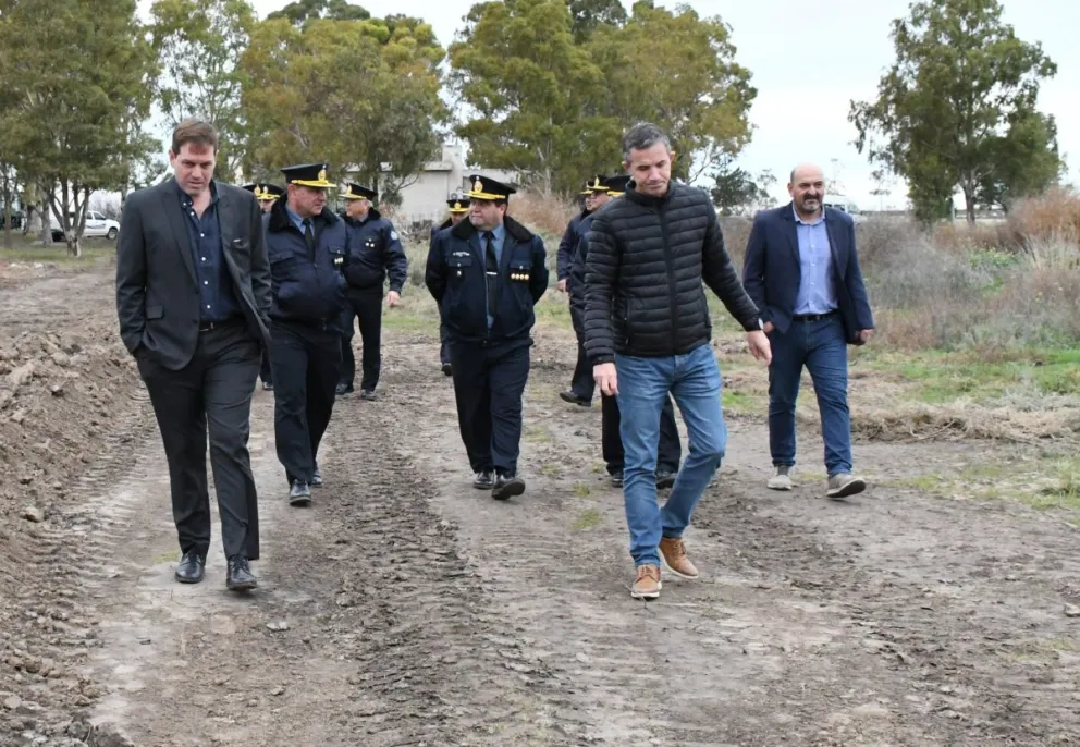 Gastón Renda; el jefe de Policía, Daniel Bertazzo; el subjefe, Elio Tapia; el secretario de Justicia, Manuel Casariego y el comisario General Miguel Mossano recorrieron la obra