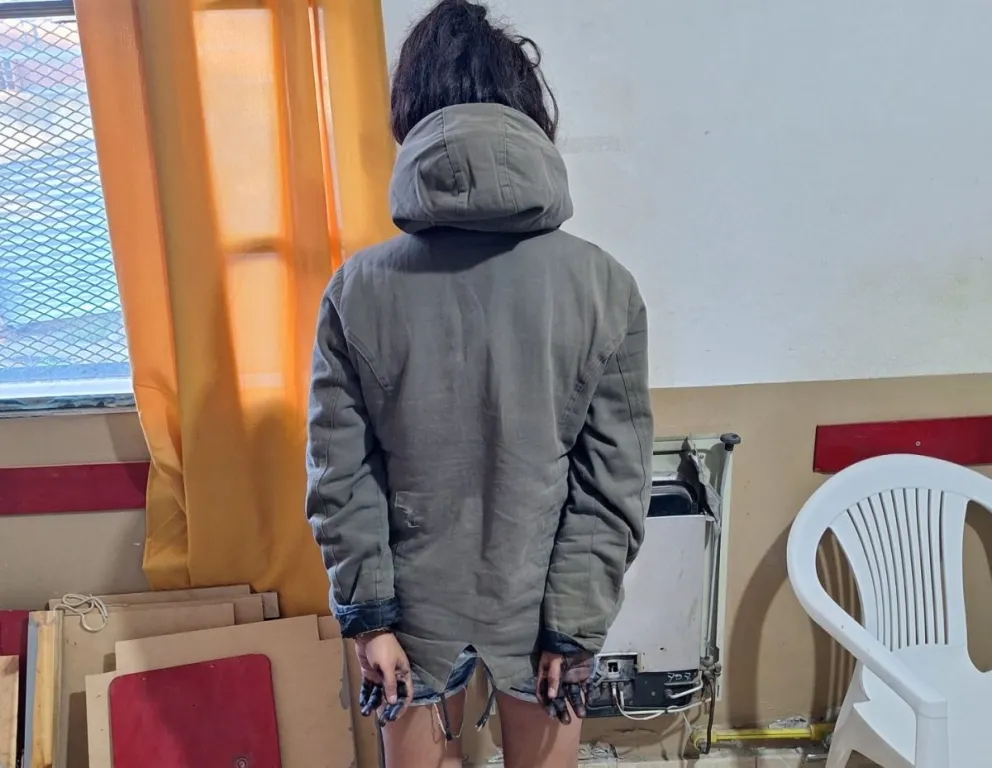 Joven detenida tras una persecución policial, en Viedma. 