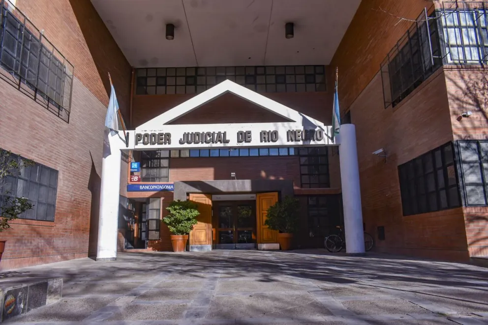 El deudor tiene cinco días hábiles para cumplir con el pago o presentas las excepciones pertinentes. 