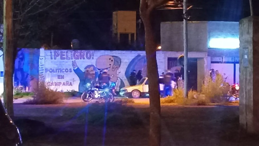 Gran presencia policial en el lugar donde finalmente detuvieron a los ocupantes de un Fiat. 