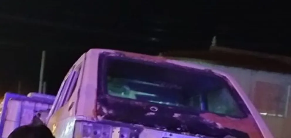 Momentos en que suben al camión playero del municipio al Fiat 147.