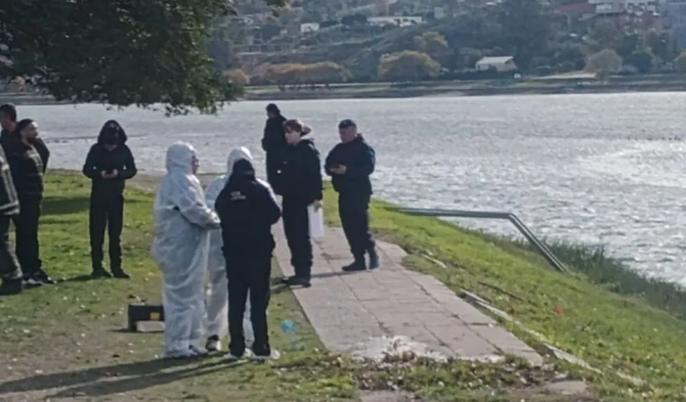 La policía encontró documentación personal en el lugar del hallazgo.