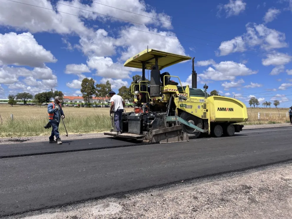 Obras en Viedma, con la repavimentación del camino al aeropuerto (Archivo).