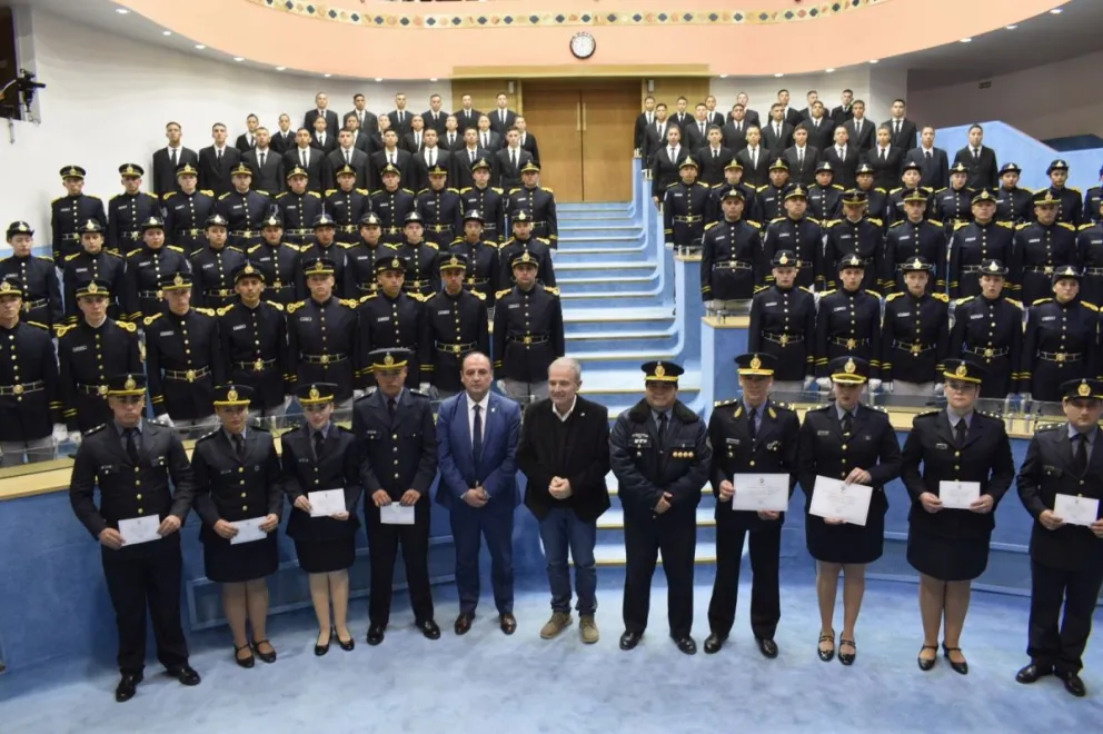 El recinto legislativo abrió sus puertas para homenajear a los futuros oficiales.