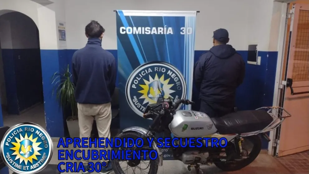 La Suzuki X100 gris sin patente en la que se trasladaba el joven detenido.