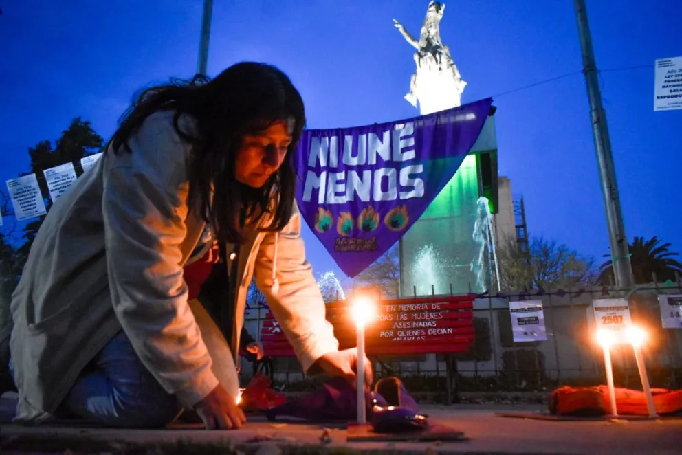 Velas encendidas en la Plaza San Martín, en homenaje a cada mujer víctima de femicidio. Fotos: Vanesa Schwemmler.