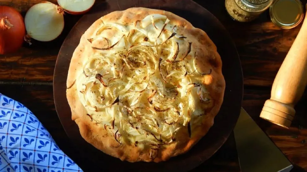 Tarta fugazzeta con acelga y masa casera.