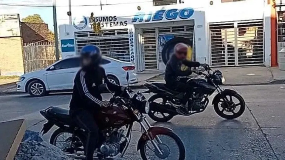 Los motochorros huyen con la moto de la victima por las calles Zatti y Alem.