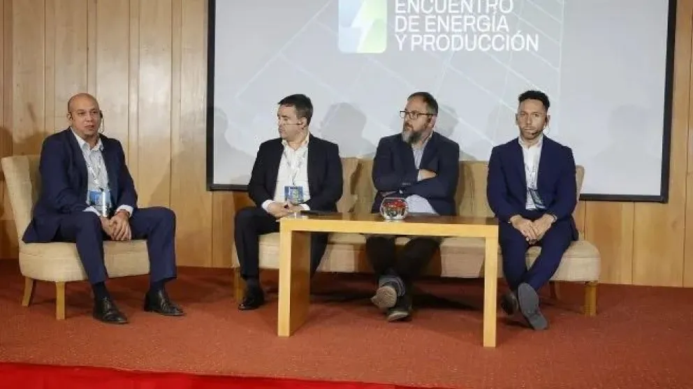Las provincias contaron sus planes energéticos a través de un panel que integraron Mario Figueroa, Relaciones Institucionales de la Secretaría de Energía de Río Negro; Gastón Ghioni, subsecretario de Energía de la Provincia de Buenos Aires, y Lucas Erio.